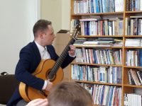 Pradinių klasių mokiniai susipažino su klasikine gitara