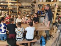 Pradinių klasių dailės būrelio mokinių išvyka į molio edukaciją