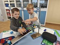 Pirmokai susipažįsta su gimnazijos laboratorija